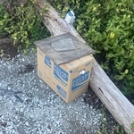 蓋の上に石のような重しが置かれていたという（「HirokA」さん提供）