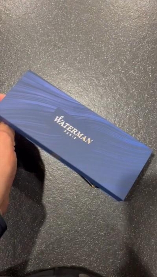 高級ペン・万年筆メーカーのケースを開くと…