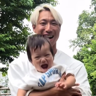 大好きな金髪の父に抱っこされ、ごきげんな様子の息子／ちびすけさん（@ayusuke_fam）提供