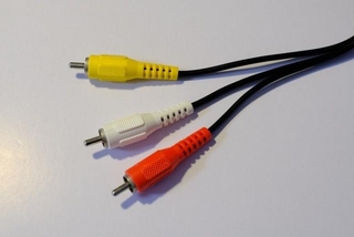 懐かしの3色ケーブル…もう現行のテレビには使用できないようです