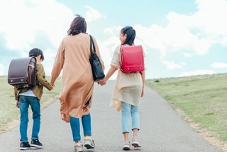 地方で暮らすひとり親世帯の子育て格差とは？※画像はイメージです（buritora/stock.adobe.com/）