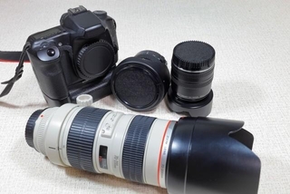 レンズって普通絞れば暗くなるんですよね…