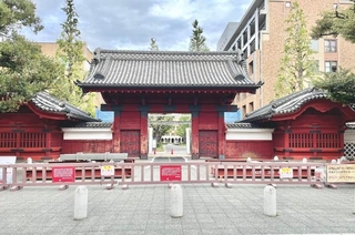 現在、東大本郷キャンパスにある赤門の工事が始まったとか（「東大中国思想文化学研究室の住人」さん提供）