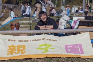 保育者・親支援団体TAMOTSUでプレゼンターを務めるおさむらいせんせいさん。公立保育園に勤めながら講師としても活動