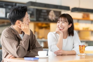 いい夫婦＝お互いの歩み寄りを重ねた夫婦　※画像はイメージです（dimlight/stock.adobe.com）