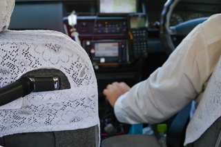 高齢女性との会話に、朝陽タクシーさんは違和感を感じたという（photoACより「beauty-box」さん撮影、イメージ画像）