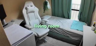 白を基調にブルーグリーンでまとめられたリビング／Tadawoさん（@Tadawo-japanvlog）提供