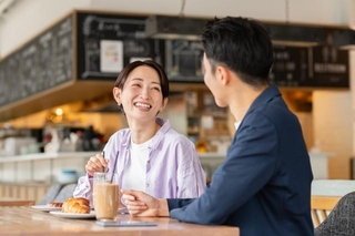 年の差によって夫婦の幸福度に違いはある？　※画像はイメージです（SkyLine/stock.adobe.com）