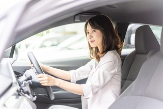 車を運転する女性※画像はイメージです（maroke/stock.adobe.com）