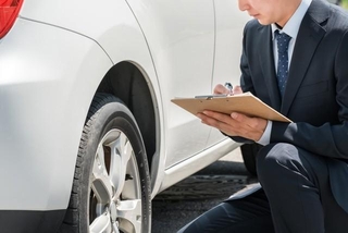 車の査定は本当に無料？　※画像はイメージです（buritora/stock.adobe.com）