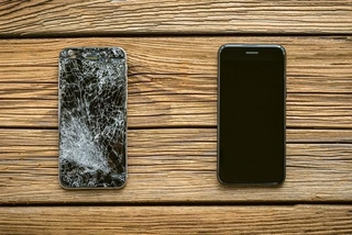 割れたスマホときれいなスマホ※画像はイメージです（karepa/stock.adobe.com）