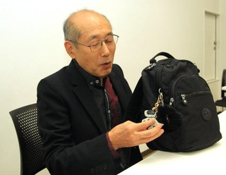 株主優待券で購入したリュックを紹介する桐谷広人さん。新NISAでオルカンやアメリカ株を買わない理由とは…＝いずれも神戸市内