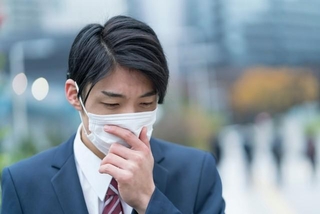 ”熱で休みたい！”と感じる体温は「37.7度」　※画像はイメージです（oka/stock.adobe.com）