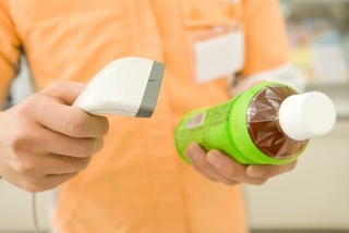 コンビニで40本のお茶を購入　※この画像はイメージです(TAGSTOCK2／Adobe Stock）