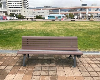 一見すると、普通のベンチに見えるけれど…＝いずれも神戸市内