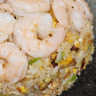 妻から託された「余り物」で作った晩ごはん。エビ好きの家族のために、具材がよく見えるよう盛り付けを工夫した炒飯／エンジニアの猫さん（@neco_engineer）提供