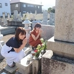 お参りはご先祖様に敬意を込めてしゃがもう※画像はイメージです（muon-ash/stock.adobe.com）