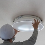 蛍光灯の製造終了に伴いLEDランプに交換　※画像はイメージです（aomas/stock.adobe.com）