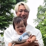 金髪パパが黒髪に→息子「パパじゃない！」と大泣き　風呂でも帽子が手放せず…2日後には髪色を元通りにした父の決断