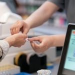 コンビニのお釣りが1000円多くてラッキー!?　店員のミスでも黙って持ち帰ると犯罪になる？【弁護士が解説】