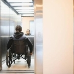 車椅子を利用している方が使いやすいように鏡がついている※画像はイメージです（Serhii/stock.adobe.com）