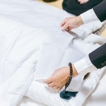 故人の顔に白い布をかけるのはなぜ？「外してもいいの？」古来からの風習と実用的な理由【葬儀社が解説】