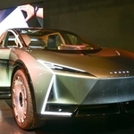 【大阪モーターショー】「開発の方、ファーストガンダムファンでしょ」「私の口からは何とも」　スズキの次世代4足モビリティの名はモクバ2