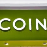 3COINSのロゴマーク　※写真はイメージです　(beeboys/stock.adobe.com)