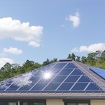 隣家からの太陽光パネルの光が……「リビングにいると、まぶしくて限界！」　お願いしても無視され、泣き寝入りしかないの？【弁護士が解説】