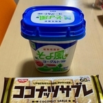 ヨーグルトにココナッツサブレぶっ刺し→一晩寝かせたらチーズケーキ！？ 種類変えて挑戦する猛者「最適解は…」「見た目すごい」