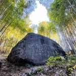 誰が、いつ、何のために…？山の上に鎮座する重さ推定800トンの巨石　「益田岩船」の謎に迫る