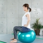 「5年経っても落ちない」天井に“貼りついた”バランスボール　投稿者に理由を聞いたら予想外の答えが…