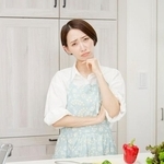 キッチンで悩む女性　※画像はイメージです （siro46/stock.adobe.com）