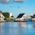 リゾート地に立ち並ぶ別荘※画像はイメージです（Jürgen Wackenhut/stock.adobe.com）