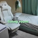 白を基調にブルーグリーンでまとめられたリビング／Tadawoさん（@Tadawo-japanvlog）提供