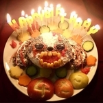 まるでホラー作品に出てくるキャラクターのようなビジュアルのケーキ©AUN／投稿主さん提供