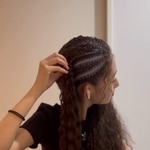 「ラプンツェルのお母さん！？」体育祭でコーンロウヘアに挑戦した女子高生→髪をほどいた姿を見た弟の一言に家族も大爆笑　