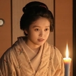 シーンを盛り上げながらも、目にうるさくない蝋燭の炎の塩梅を何パターンもテストしたという　(C)NHK