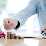 自動車の燃費節約を考える男性　※画像はイメージです （photobuay/stock.adobe.com）