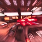 夜の街を巡回する車　※画像はイメージです （tkyszk/stock.adobe.com）