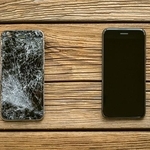 割れたスマホときれいなスマホ※画像はイメージです（karepa/stock.adobe.com）