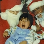 2人のサンタに抱っこされた1歳児がギャン泣き→「こんなサンタ見たことない！」どんなの？　「情報量が多すぎる」「プレゼントは筋肉か」