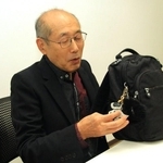 株主優待券で購入したリュックを紹介する桐谷広人さん。新NISAでオルカンやアメリカ株を買わない理由とは…＝いずれも神戸市内