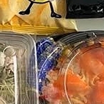 お菓子や総菜をずらりと並べた“ひとり宴”の写真／沙羅さん（@sarachiiiiin26）提供＝画像をトリミングしています