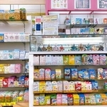 店頭に並ぶキャラクターばんそうこう。圧巻の品ぞろえです（上原薬局提供）