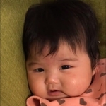 娘の「顔変わりすぎて。笑」生後2カ月→2歳半の成長に驚き　ママ・パパどっちに似ている？母の気づきが話題