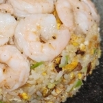 妻から託された「余り物」で作った晩ごはん。エビ好きの家族のために、具材がよく見えるよう盛り付けを工夫した炒飯／エンジニアの猫さん（@neco_engineer）提供