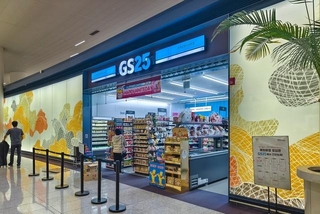 韓国・仁川国際空港第2ターミナルのコンコースエリアにあるGS25コンビニエンスストア作成者 （Mdv Edwards/stock.adobe.com）