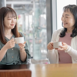 コーヒーを飲んでいる友人が突然水筒を取り出し…　※画像はイメージです（YUTO@PHOTOGRAPHER/photoAC）