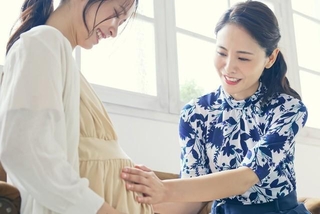 「おなかが前に突き出るようにでたら男の子・横に広がるようにでたら女の子」は当たる？※画像はイメージです（metamorworks/stock.adobe.com）